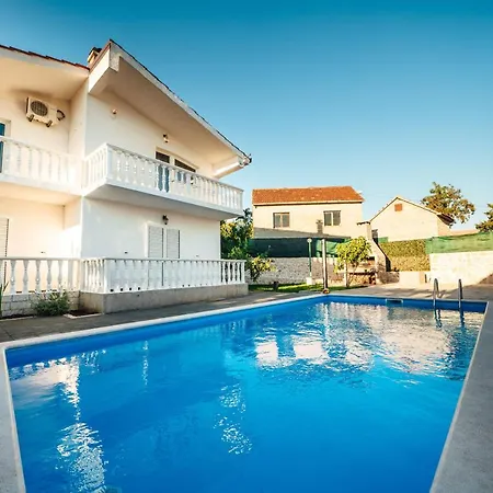 Nadalina, Apartman *